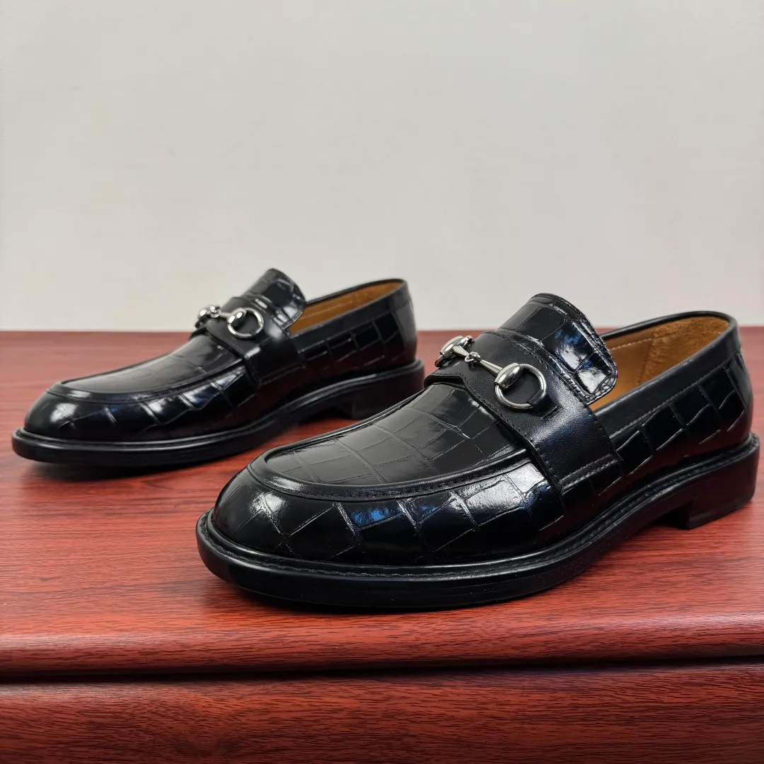 Batch 980 Gucci/Gucci new men's loafers with horsebit buckle! These classic loafers, embellished with a horsebit buckle, embody timeless elegance and pay homage to the brand's rich heritage. The carefully crafted leather sole and semi-circular toe inject new charm into the entire design. Iconic accessories and metal buckle finishes complement each other, classic loose fit, solid color leather highlights the simple and rustic temperament. Select high-quality leather. Pay attention to the details of the leather material. The texture is bright. The leather has excellent toughness. It is soft, comfortable and durable. The dyed calfskin lining has uniform and fine holes, soft and comfortable. The thickened leather outsole and the composite rubber bottom sheet at the heel are extremely comfortable, wear-resistant and non-slip. It is the first choice for light weight. It is versatile and luxurious, and comes with a full set of packaging! Size: 39-40-41-42-43-44 leather shoe size (38.45.46 can be customized) Item number: 812158 Black embossed